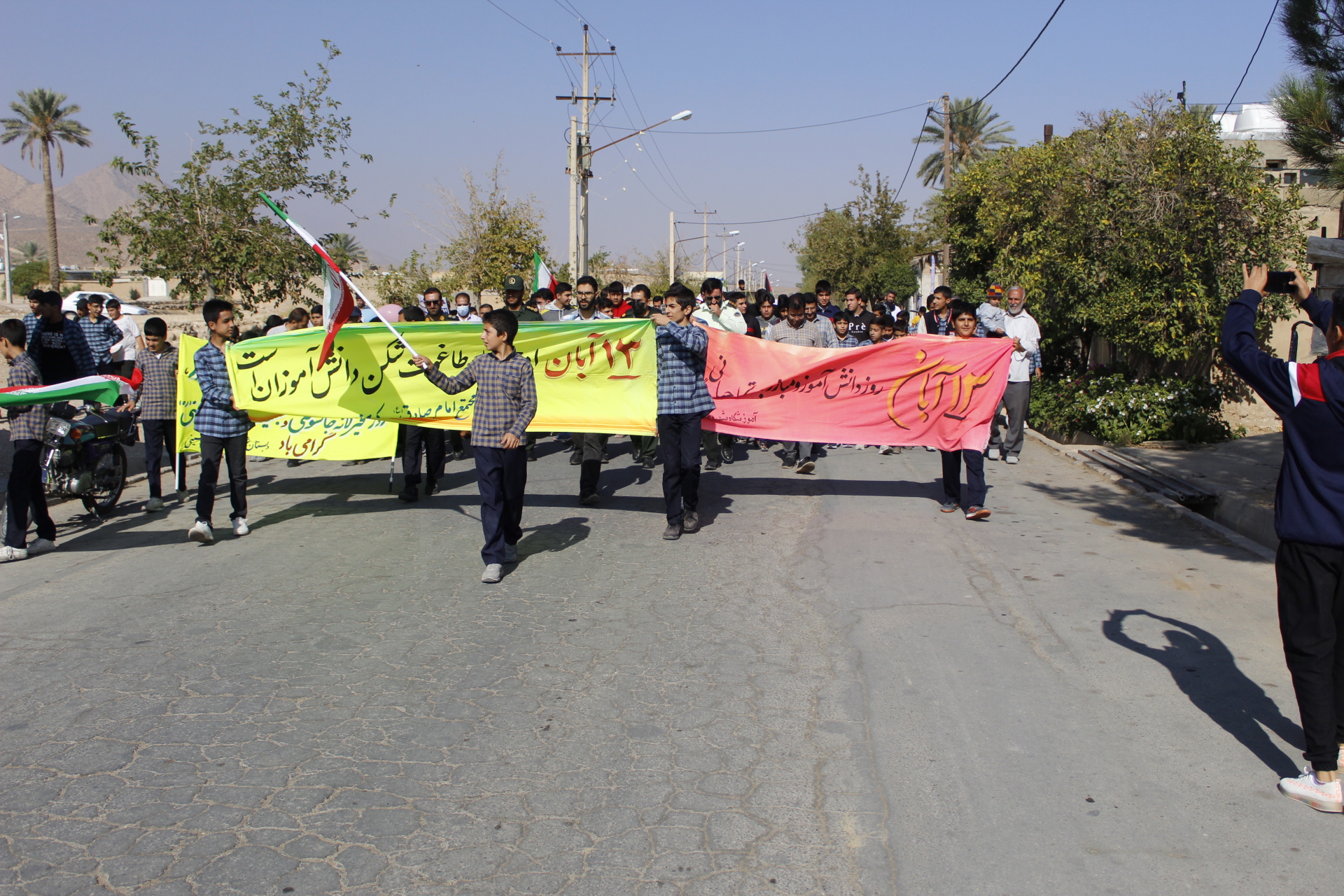 گزارش تصویری راهپیمایی ۱۳ آبان و روز دانش‌آموز ۱۴۰۲ در شهر کوهنجان
