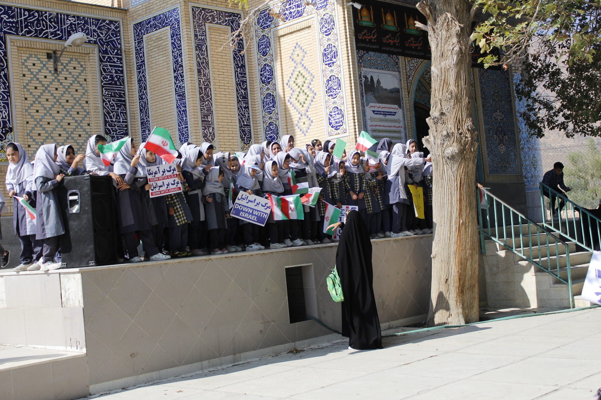 حضور دانش‌آموزان مدارس کوهنجان در راهپیمایی ۱۳ آبان