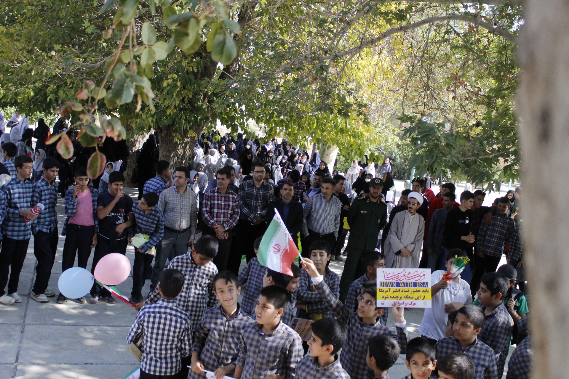 حضور دانش‌آموزان مدارس کوهنجان در راهپیمایی ۱۳ آبان