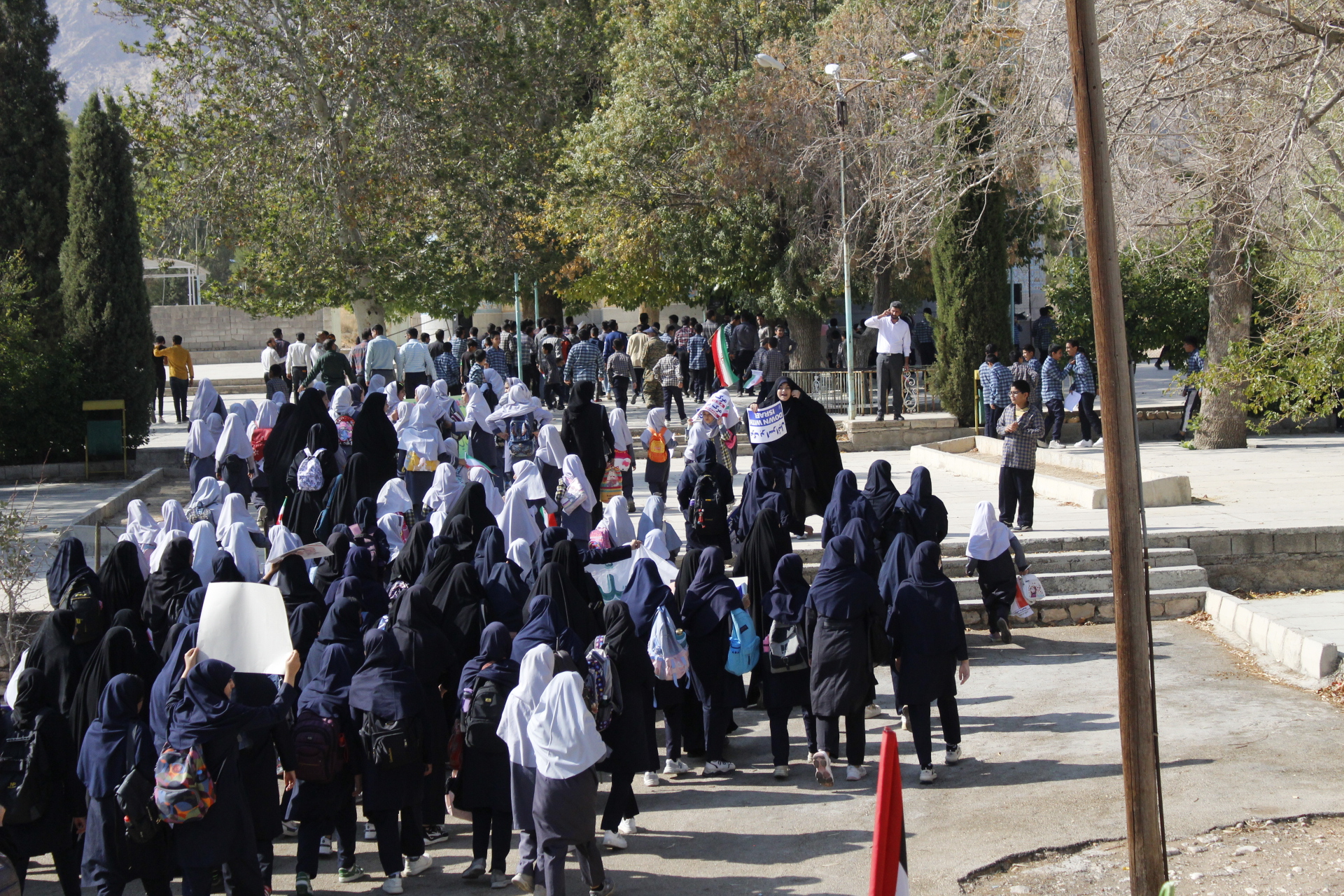 حضور دانش‌آموزان مدارس کوهنجان در راهپیمایی ۱۳ آبان