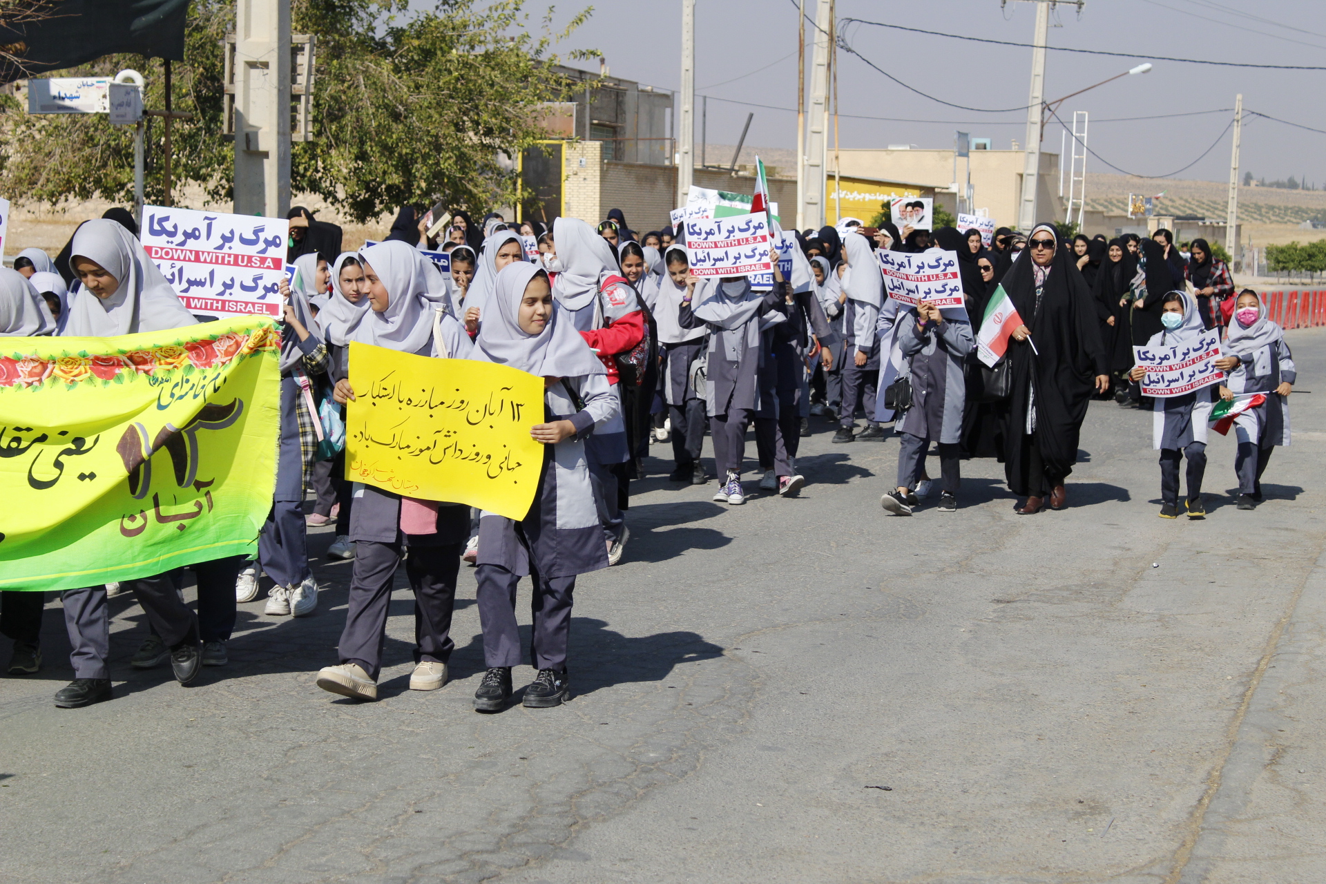 حضور دانش‌آموزان مدارس کوهنجان در راهپیمایی ۱۳ آبان