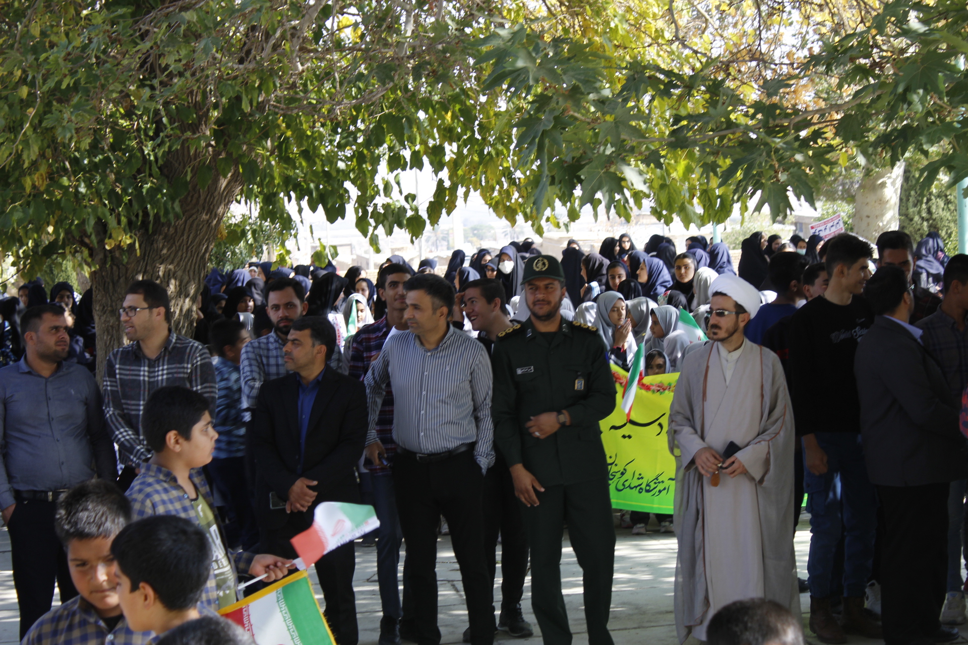 حضور دانش‌آموزان مدارس کوهنجان در راهپیمایی ۱۳ آبان