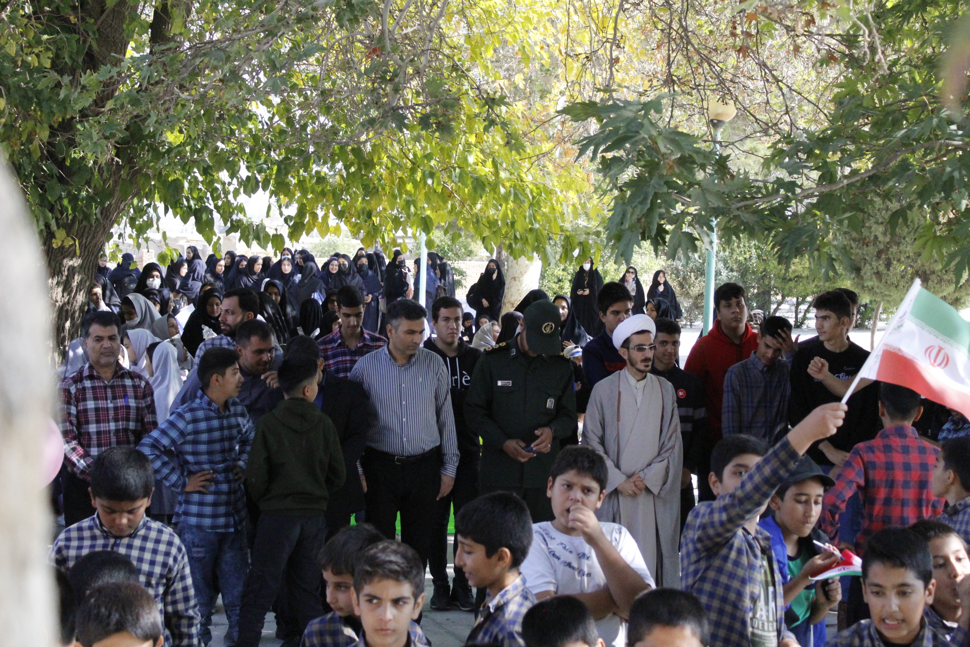 حضور دانش‌آموزان مدارس کوهنجان در راهپیمایی ۱۳ آبان