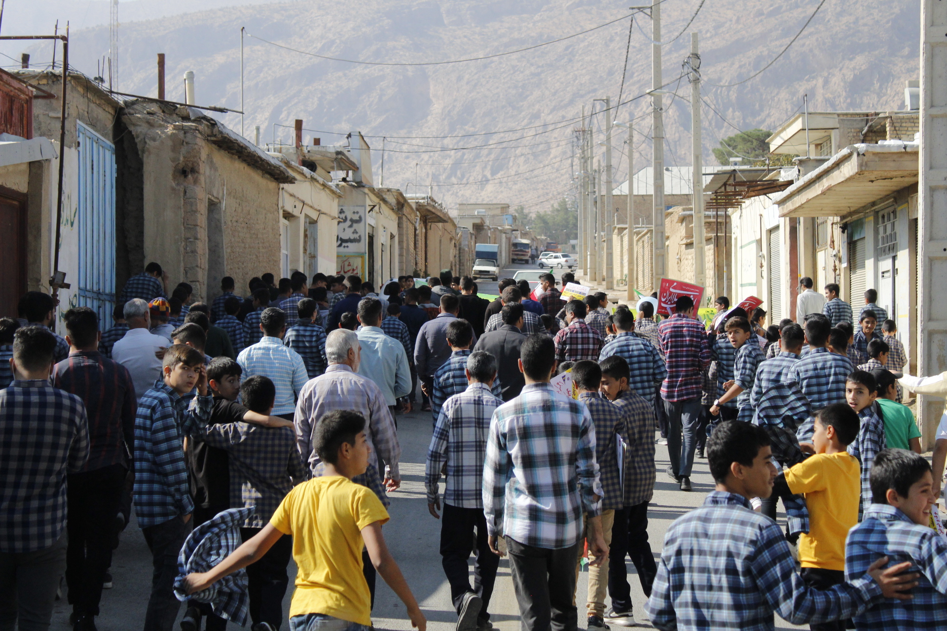 حضور دانش‌آموزان مدارس کوهنجان در راهپیمایی ۱۳ آبان